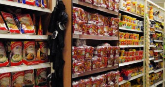 Rak Indomie rasa sate di sebuah supermarket di Sydney