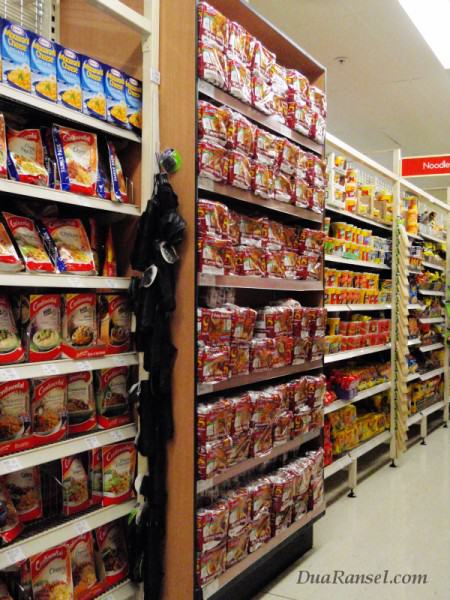 Rak Indomie rasa sate di sebuah supermarket di Sydney Rak Indomie rasa sate di sebuah supermarket di Sydney