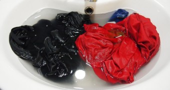 Tips cuci baju di wastafel ala backpacker Cuci di wastafel ala backpacker