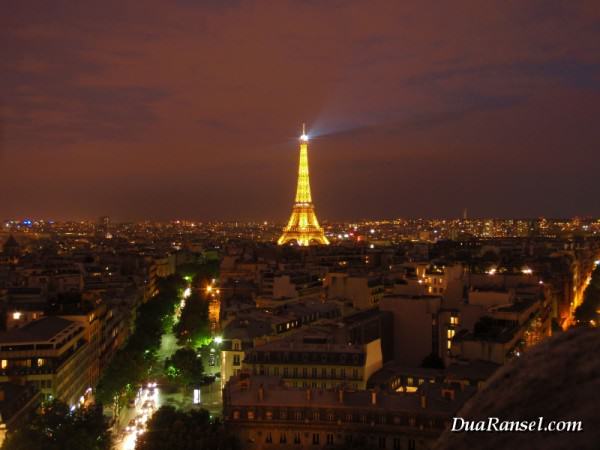 Menara Eiffel di tengah kota Paris, dipotret dari Arc de Triomphe Menara Eiffel di tengah kota Paris, dipotret dari Arc de Triomphe