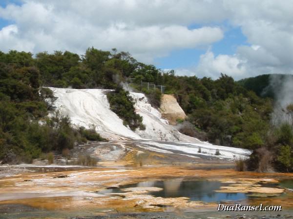 Lembah tersembunyi Orakei Korako, panas dan berwarna-warni.