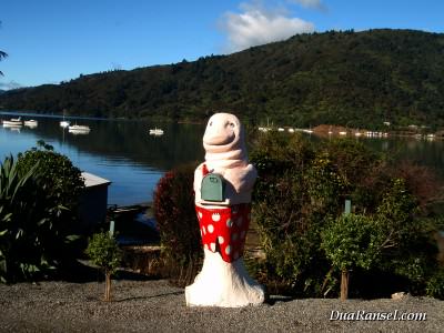 Kotak pos anjing laut di Queen Charlotte Sound, Selandia Baru Kotak pos anjing laut di Queen Charlotte Sound, Selandia Baru