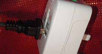 Barang Wajib: Universal Adapter Universal adapter