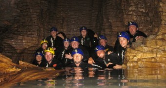 Arung Jeram Bawah Tanah di Gua “Cacing Bersinar” Waitomo, Selandia Baru Waitomo Cave - Black water rafting - New Zealand