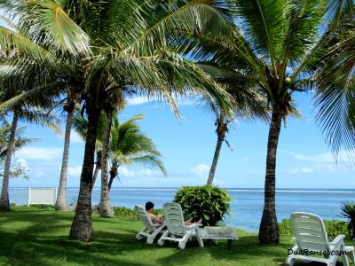 Fiji - Relaxing under coconut tree overlooking the lagoon Bersantai di bawah pohon kelapa dengan laguna terhampar di depan mata