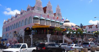 Koleksi Makanan Indonesia di Aruba (Karibia) Gedung pink di Oranjestad, ibukota Aruba