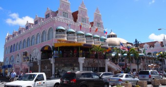 Gedung pink di Oranjestad, ibukota Aruba