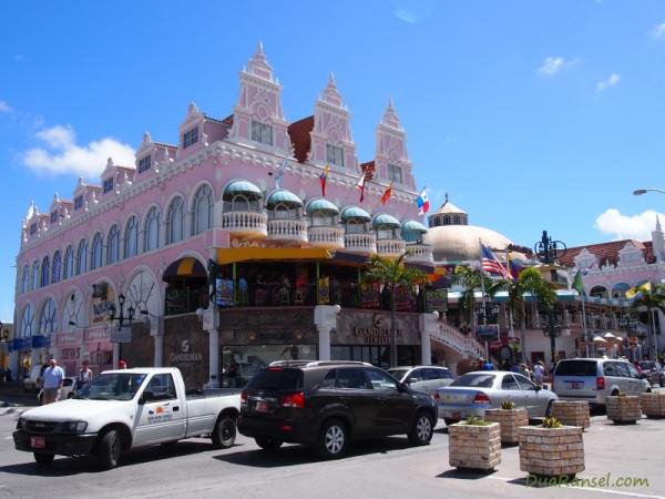 Gedung pink di Oranjestad, ibukota Aruba