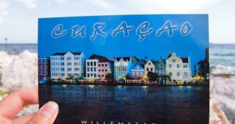 Kartu Pos dari Kota Warna Pastel Karibia: Willemstad, Curacao Kartu Pos Dua Ransel Willemstad Curacao