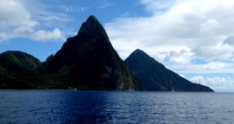 Kartu Pos dari Negara Saint Lucia (Karibia): The Pitons The Pitons, volcanic plugs di Saint Lucia, Karibia
