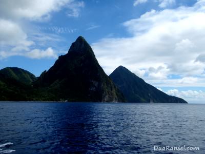 The Pitons, volcanic plugs in Saint Lucia, Caribbean The Pitons, volcanic plugs di Saint Lucia, Karibia