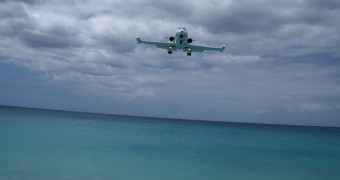 Hampir Kejatuhan Pesawat Terbang di Pantai Maho Bay, Sint Maarten Maho Bay Beach (Airport runway beach), Sint Maarten