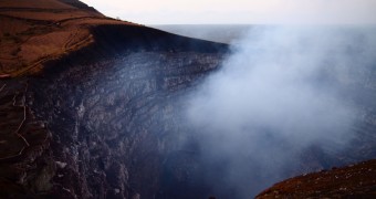 10 Best Travel Moments dari 2 Tahun Hidup di Perantauan Nicaragua: Masaya Volcano - Bermalam di bawah taburan bintang dan hike untuk liat sunrise di kawah