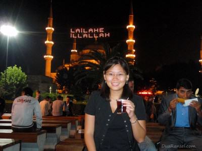 Turki: Pasar malam bulan suci Ramadan di sebelah Blue Mosque Turki: Pasar malam bulan suci Ramadan di sebelah Blue Mosque