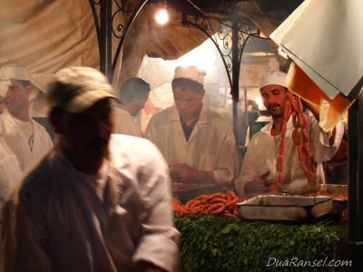 Morocco Marrakech Medina - Jemaa el-Fnaa food vendor Warung sosis di Jemaa el-Fnaa - Marrakesh, Maroko