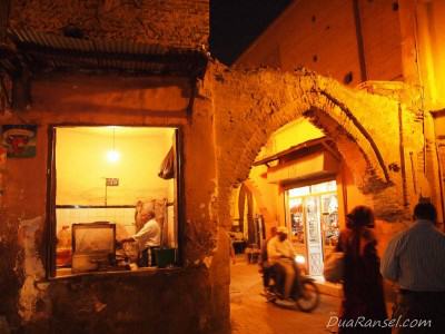Morocco Marrakech Medina - Memasak makanan kecil (kiri) Memasak makanan kecil (kiri) - Marrakesh, Maroko