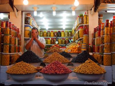 Morocco Marrakech Medina - Pickled Olives Penjual acar zaitun - Marrakesh, Maroko