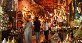 Foto-foto dari Balik Tembok Kota Merah Marrakesh Kerajinan logam di souq - Marrakesh, Maroko