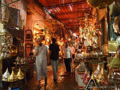 Morocco Marrakech Medina - Kerajinan logam di souq Kerajinan logam di souq - Marrakesh, Maroko