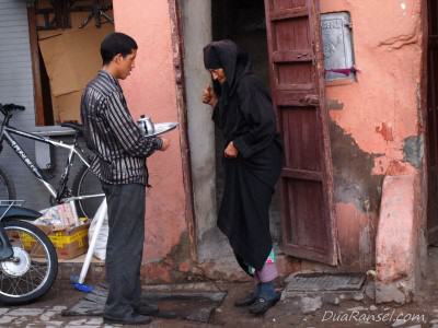 Morocco Marrakech Medina - Woman Perempuan tua menerima teh - Marrakesh, Maroko