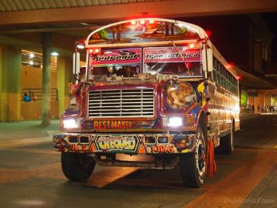 Chicken bus "diablo rojo" alias setan merah di Panama City Chicken bus "diablo rojo" alias setan merah di Panama City