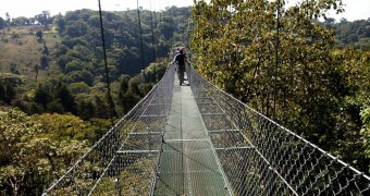 Video: The Highest Tarzan Swing in Costa Rica Jembatan Tarzan Swing - Tur zip-line kanopi, hutan hujan-pegunungan Monteverde, Kosta Rika