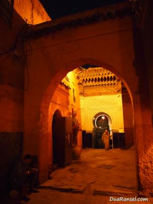 Maroko Marrakesh - Small mosque Meninggalkan mushola selesai shalat (Marrakesh, Maroko)