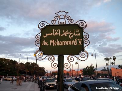 Maroko Marrakesh - Av. Mohammed V street sign Papan nama jalan "Av. Mohammed V" (Marrakesh, Maroko)