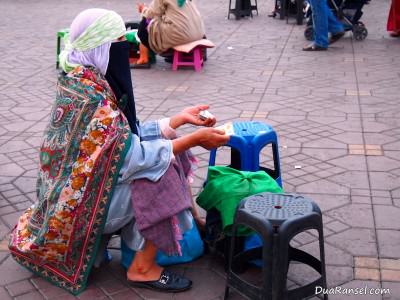 Maroko Marrakesh - peramal Peramal nasib di alun-alun Jemaa el-Fna, Marrakesh, Maroko