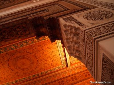 Lengkungan kolom di Bahia Palace, Marrakesh, Maroko