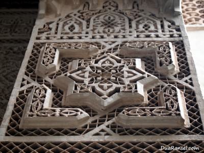 Morocco Marrakesh - Bahia Palace - Ornament Ornamen kolom di Bahia Palace, Marrakesh, Maroko