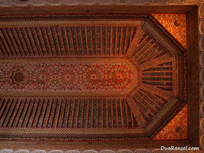 Ornamen langit-langit di Bahia Palace, Marrakesh, Maroko