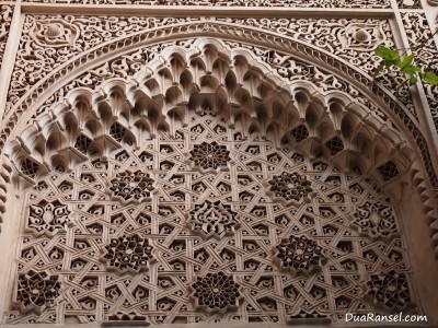 Ornamen dinding di Bahia Palace, Marrakesh, Maroko