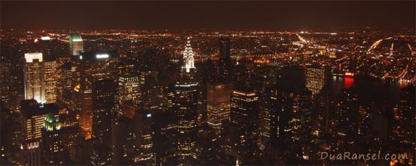 New York city lights under the night sky, dilihat dari Empire State Building, di mana si King Kong sempat ber AUUUWWOOOO (Eh, salah, itu Tarzan ya yang pake auwo?) New York city lights under the night sky, dilihat dari Empire State Building, di mana si King Kong sempat ber AUUUWWOOOO (Eh, salah, itu Tarzan ya yang pake auwo?)