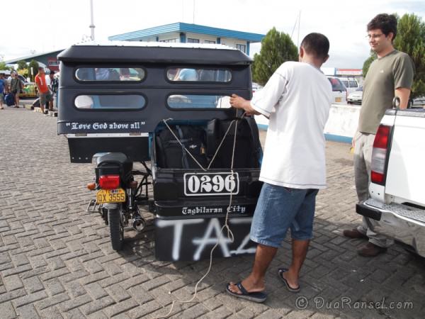 Dua Ransel romantis di bagasi tricycle, Bohol Filipina