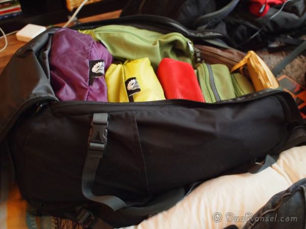 Isi tas ransel saya. Semuanya dimasukin ke tas-tas kecil lagi