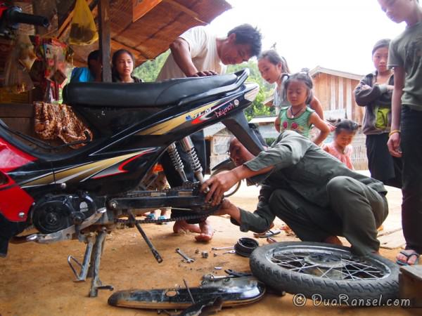 Laos - Vieng Xai - Sepeda motor jebol 2R Laos - Vieng Xai - Sepeda motor jebol 2R