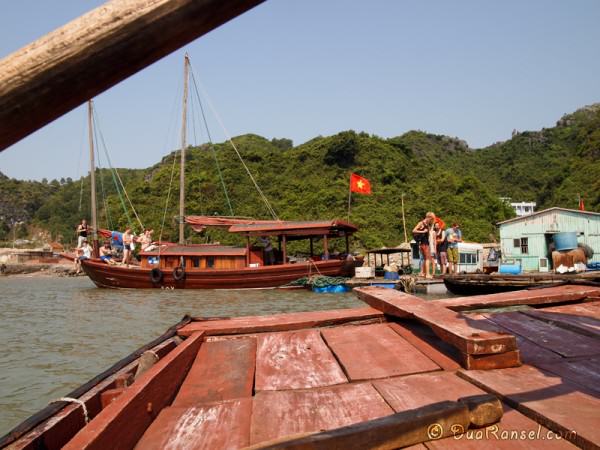 Vietnam Halong Bay 02 - Kapal kayu 2R Di atas kapal kayu