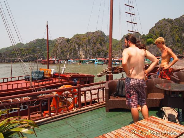 Vietnam Halong Bay 10 - Pindah ke kapal kecil jelek 2R Pindah ke kapal kecil jelek