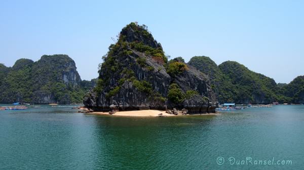 Vietnam Halong Bay 14 - Panorama 2R Pantai pasir putih