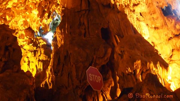 Vietnam Halong Bay 19 - Gua stop sign 2R Gua stop sign