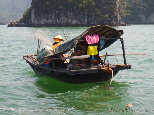 Vietnam Halong Bay 27 - small boat 2R Jual baju atau jemur baju?