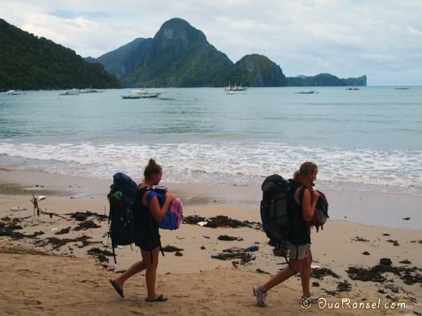 Philippines - El Nido - Backpackers on the beach