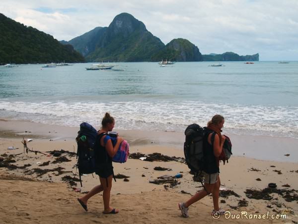 Philippines - El Nido - Backpackers on the beach Philippines - El Nido - Backpackers on the beach