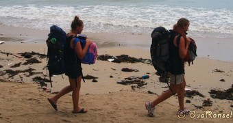 Philippines - El Nido - Backpackers on the beach