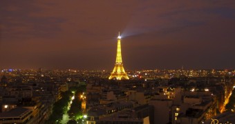 Kartu Pos DuaRansel 78-81: Romantic Eiffel Tower under the Night Sky Kartu Pos DuaRansel 78-81: Eiffel Tower