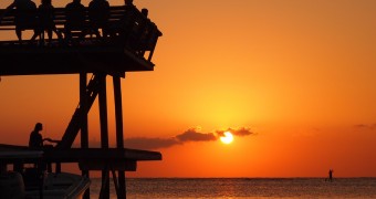 Turnamen Foto Perjalanan – Ronde 1: Laut Honduras - Roatan - sunset