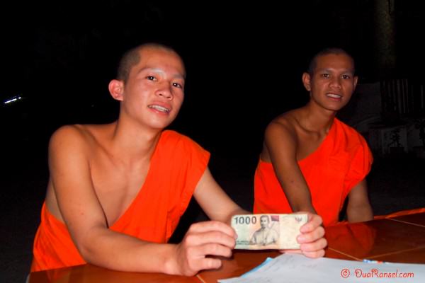 Laos - Luang Prabang - Monk Novice Khao and 1000 rupiah Laos - Luang Prabang - Monk Novice Khao and 1000 rupiah