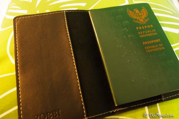 Tips Bawa Paspor 1 - Sampul paspor kaku
