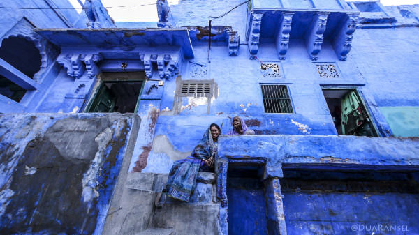 Sari biru, rumah biru, kota biru.
